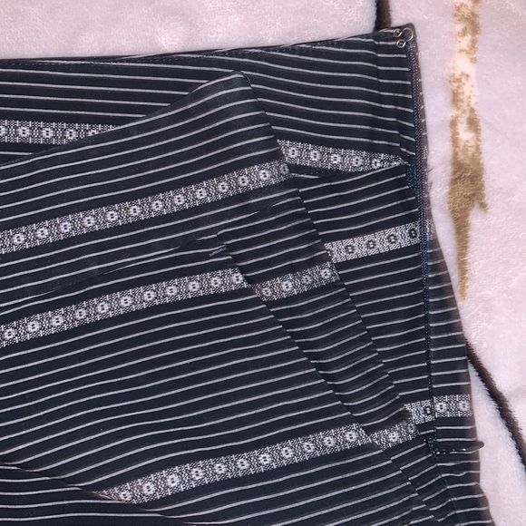 Size 4 LOFT Cotton Navy Patterned Shorts - Picture 5 of 14